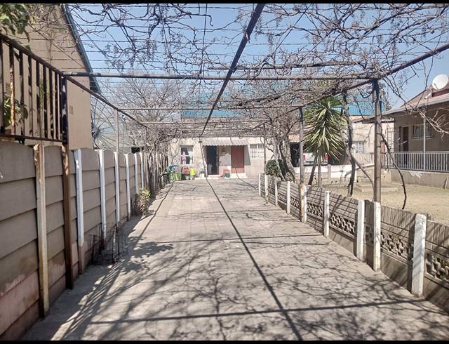 9 BEDROOM HOUSE FOR SALE IN BOKSBURG NORTH